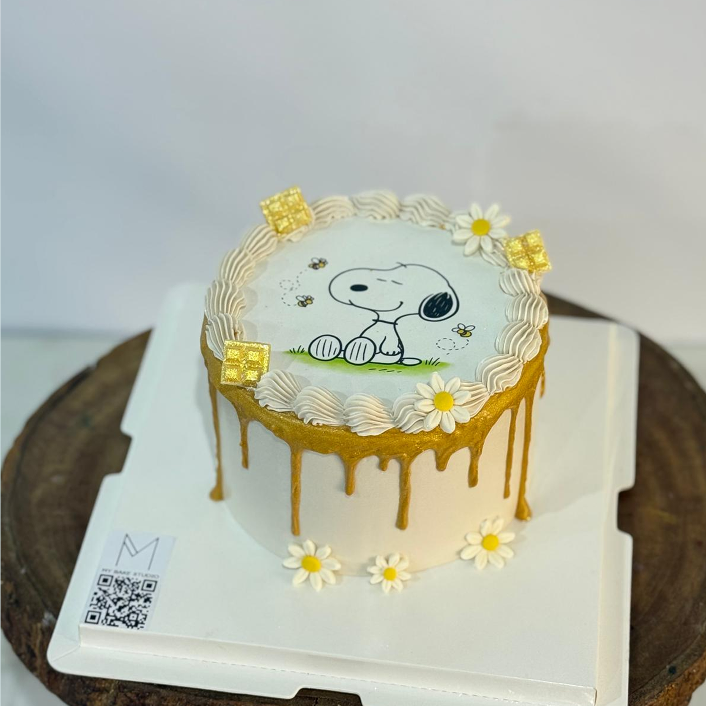 Snoopy Drip Cake